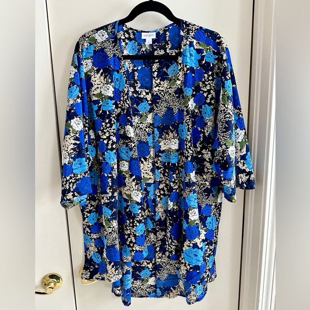 Lularoe Lindsay - L
Floral Kimono with Blue and Black Accents